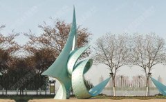 建筑小區(qū)應(yīng)當(dāng)怎樣選擇不銹鋼雕塑？